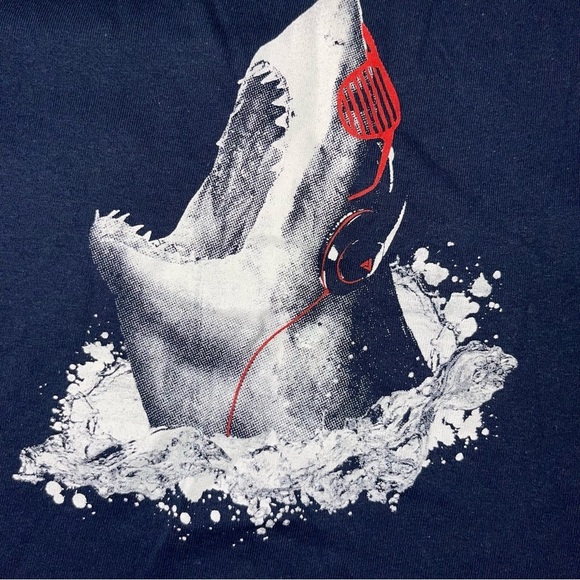 Shark T-shirt new with tags - Picture 2 of 2